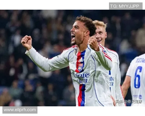 巴黎圣日耳曼强势进攻里尔展现球队实力与战术配合的完美结合 巴黎圣日耳曼强势进攻里尔展现球队实力与战术配合的完美结合