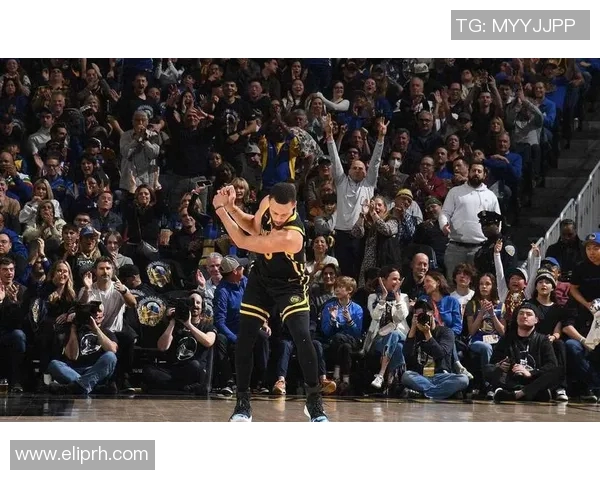 库里经典庆祝动作再现球场，球迷热泪盈眶